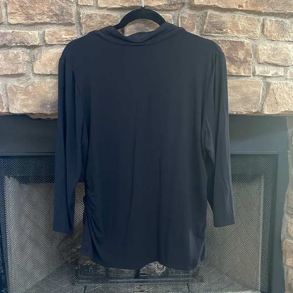 Investments black V-neck top with gathering on the sides. Size XL - Picture 4 of 5